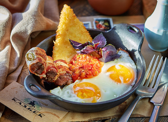Фото - Рецепт для воскресного завтрака: яичница-глазунья с беконом и жареным сулугуни
