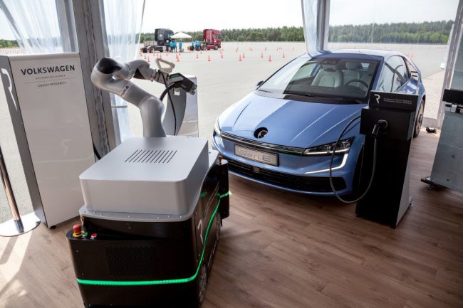 Фото - Volkswagen разработал робота-помощника для подзарядки электромобилей