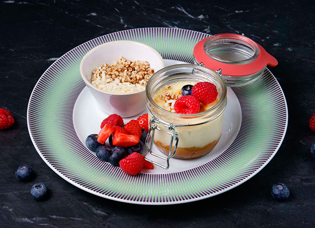Фото - Рецепт для воскресного завтрака: крем-брюле со свежими ягодами и сгущенкой
