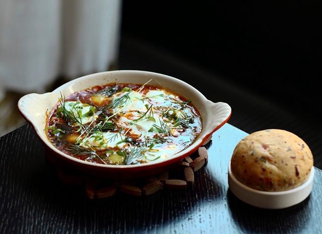 Фото - Рецепт для воскресного завтрака: шакшука из перепелиных яиц с печеными перцами и сливочным сыром