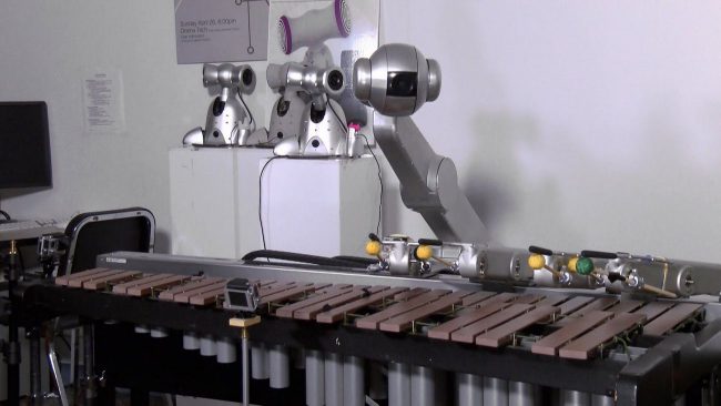 Фото - Четверорукий робот-музыкант, который играет музыку собственного сочинения